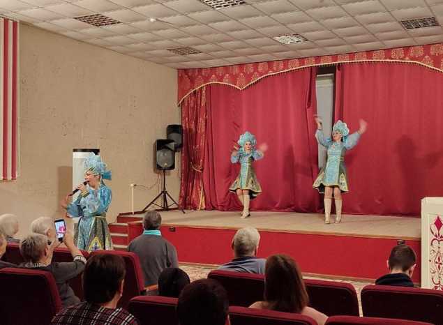 Солистки ансамбля «Злато-Серебро» выступили для жителей ЛНР и ДНР